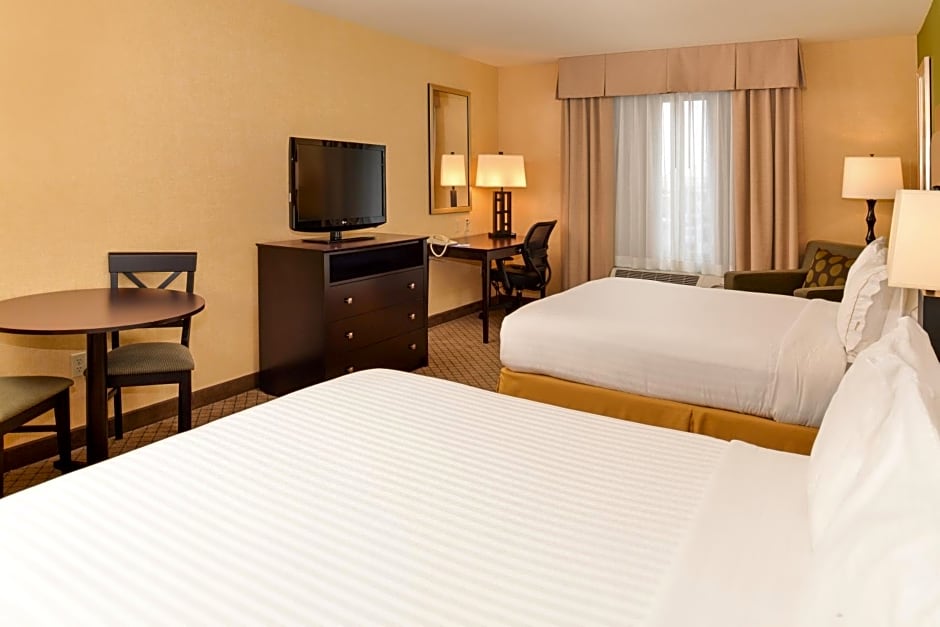 Holiday Inn Express Woodland By IHG