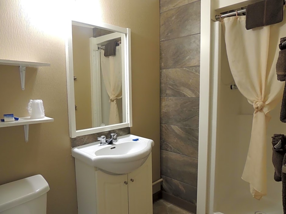 100 Mile Motel & RV Park