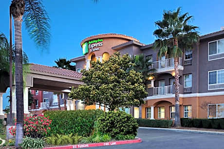 Holiday Inn Express & Suites Corona By IHG