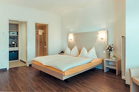 Standard Double Room with Lake View