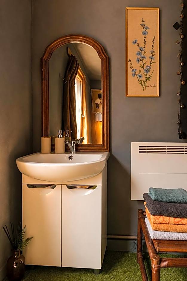 Lake Deer Park Retreat with Hot Tub & Sauna