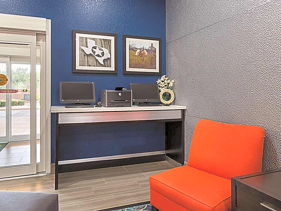 La Quinta Inn & Suites by Wyndham San Antonio Northwest