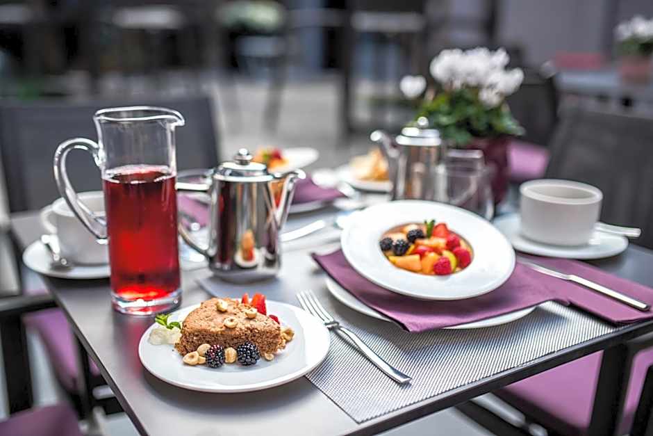 Uve Rooms & Wine Bar