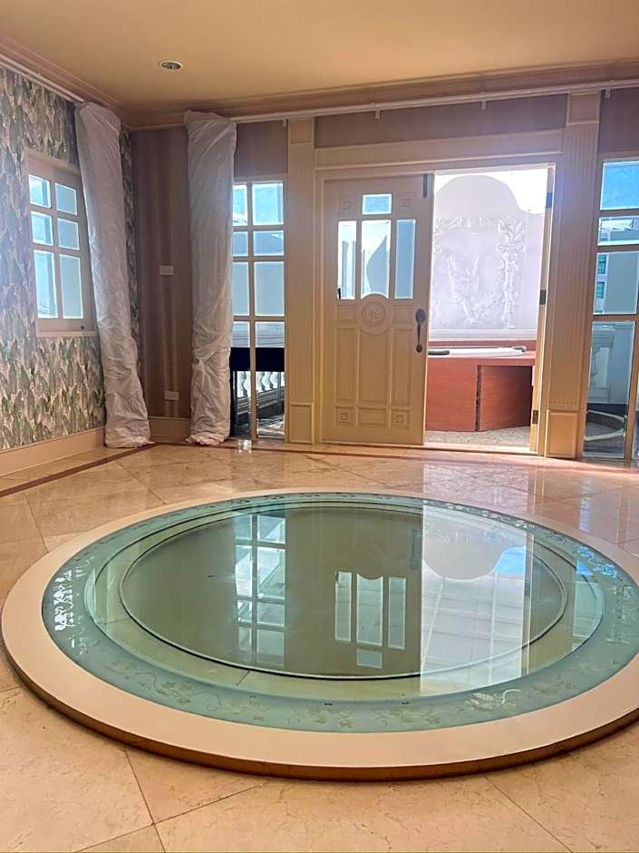 V20 Boutique Jacuzzi Hotel