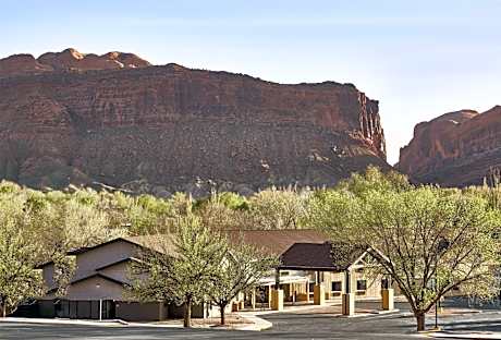 Slackline Moab, Outset Collection by Hilton