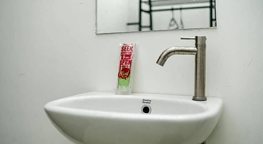 RedDoorz Near Bundaran Ciceri