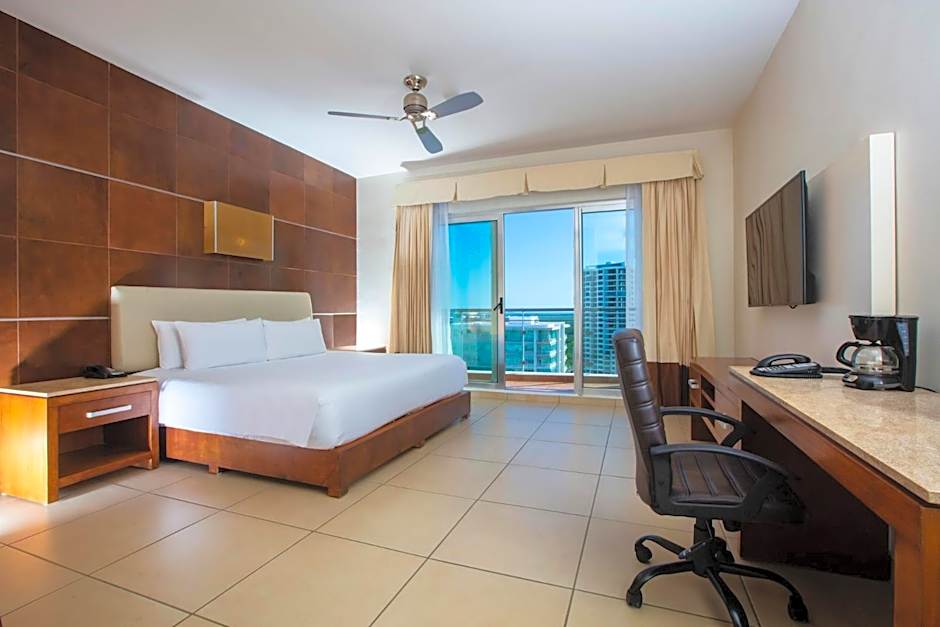 Krystal Urban Cancun-Malecon
