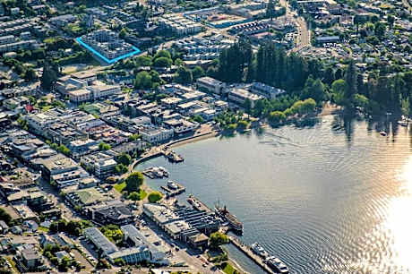 Executive Three-Bedroom Two-Bathroom Apartment with Access To Courtyard