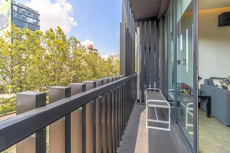 L302 New Studio Apt AC private balcony Rooftop