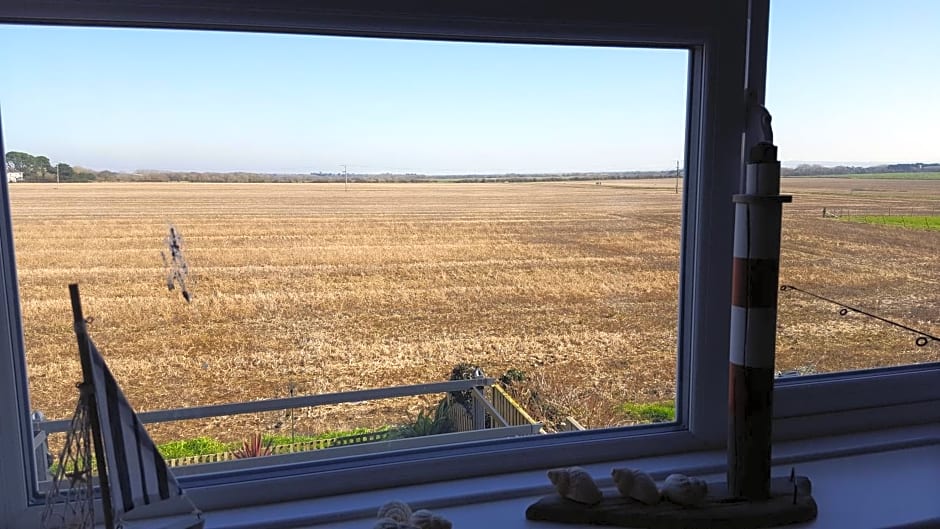 By the sea, home from home sleeps 6