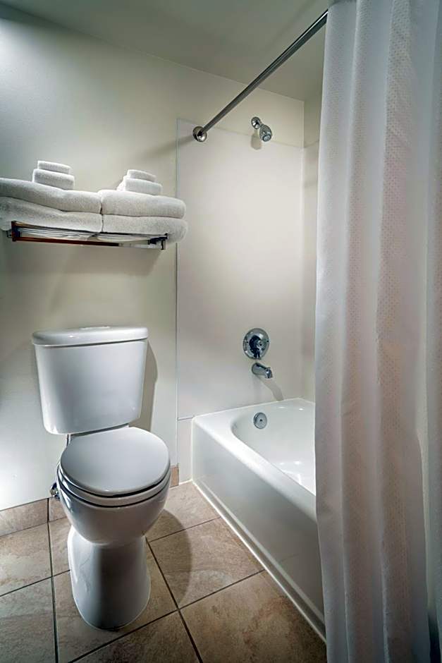 University Inn - A Staypineapple Hotel