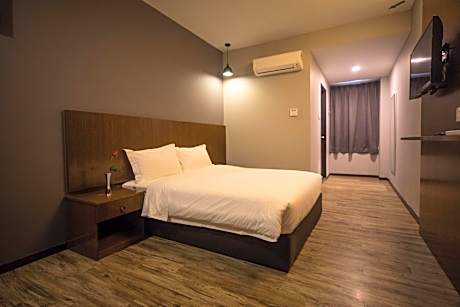 Deluxe Double Room (2 Adults + 1 Child)
