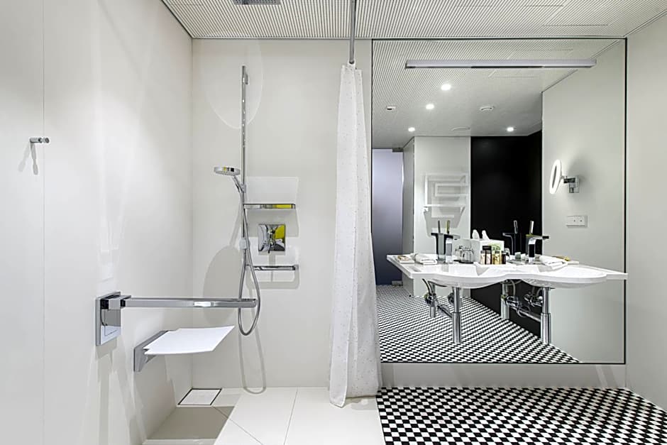 Renaissance by Marriott Warsaw Airport Hotel