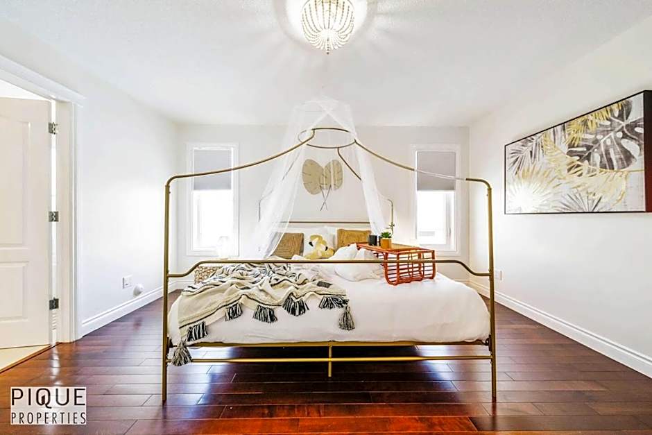Tropical Oasis - King Beds - Free Netflix & Parking - Fast Wi-Fi