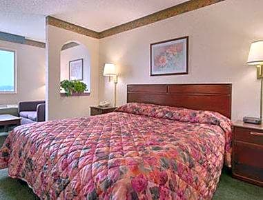 Super 8 by Wyndham Wapakoneta