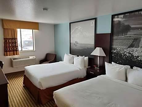 Queen Suite with Three Queen Beds - Non Smoking