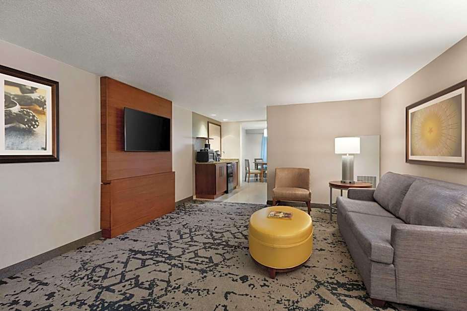 Embassy Suites By Hilton Dallas - Dfw Airport North At Outdoor World