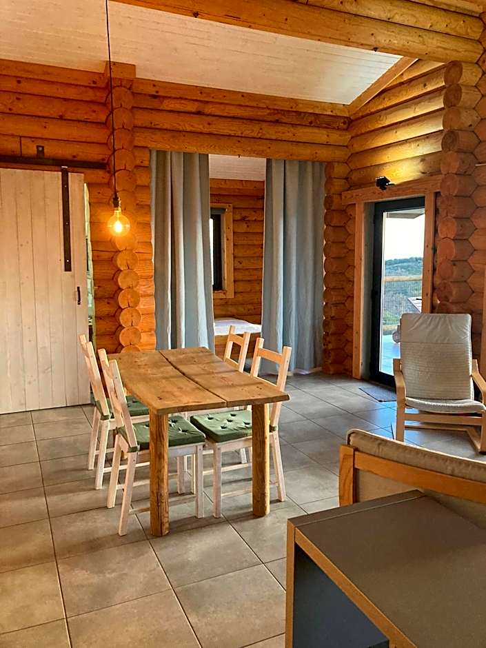 Mountain Log Cabin O Lobo