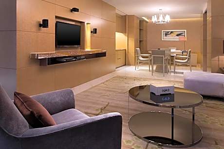 Westin Renewal Suite, Club level, 1 King, River view