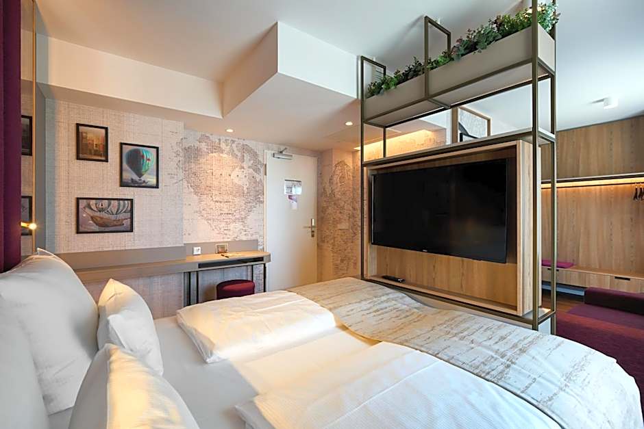 Photo 1 of 4 of Double Room with Balcony