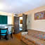 Econo Lodge Inn & Suites Clearwater Central