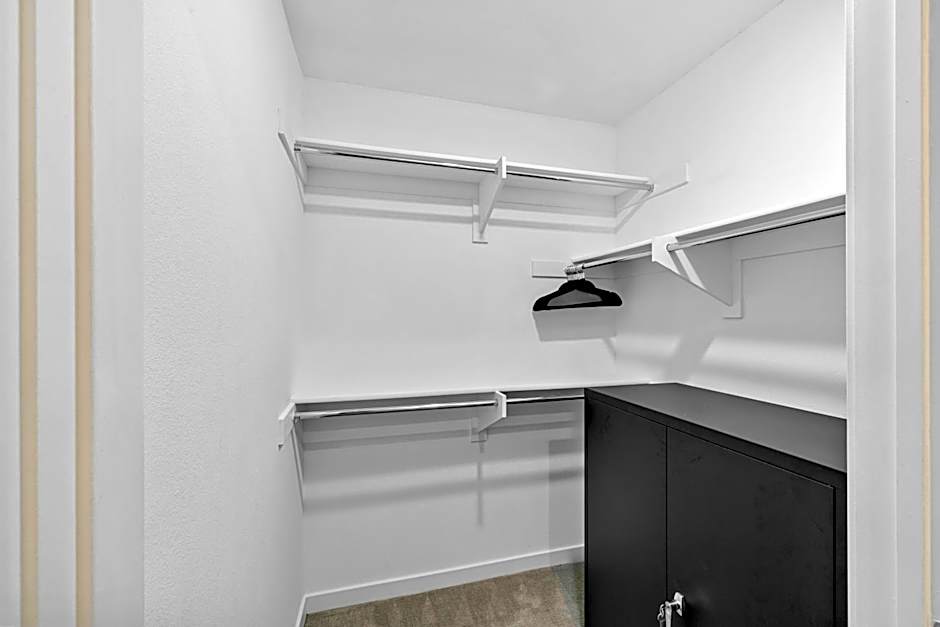 Beverly Grove Chic City Oasis 2 BR Apt with Den 138