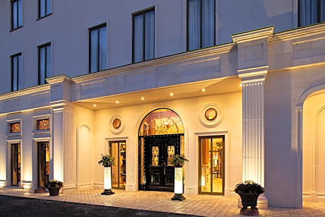 Lawlors Hotel