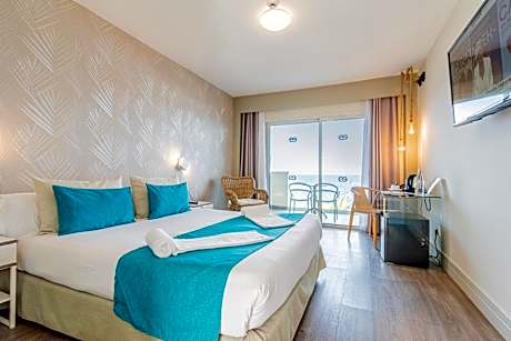 Double or Twin Room with Sea View