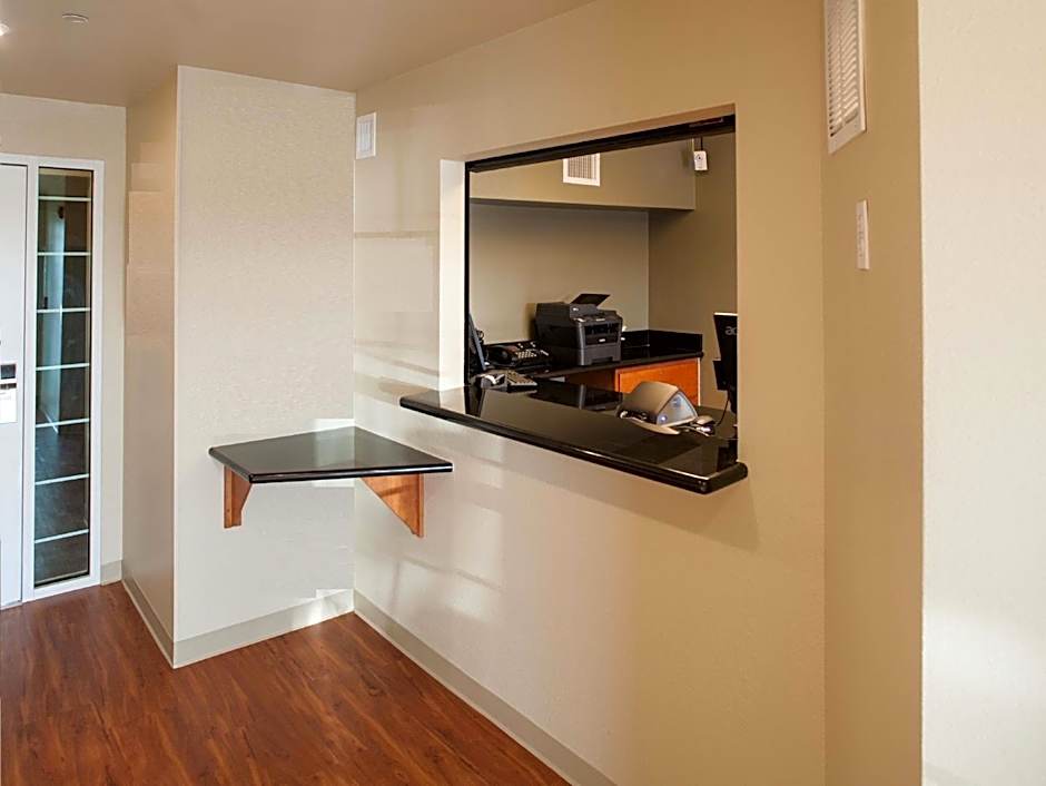 WoodSpring Suites Kansas City Lenexa