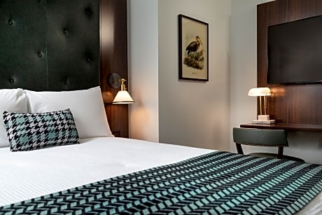 Petite Queen Guestroom