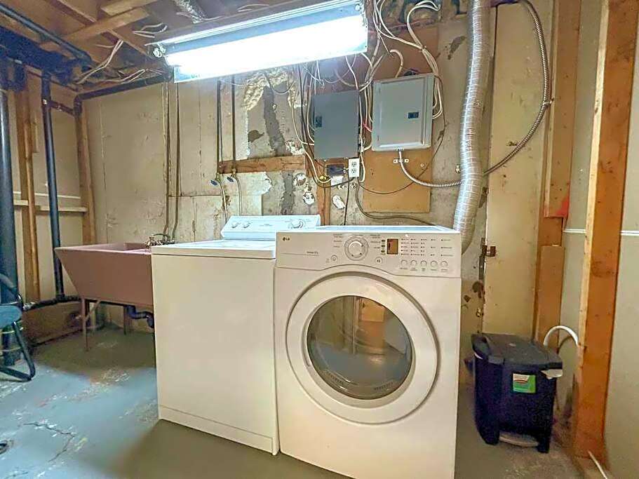 Spacious 5BR home. Close to everything!