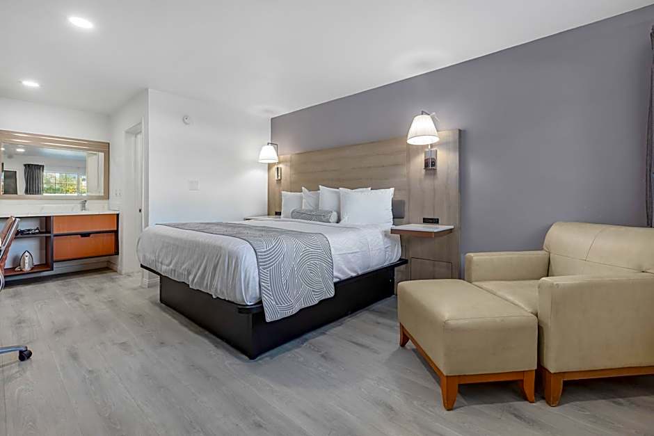 Inland Inn & Suites