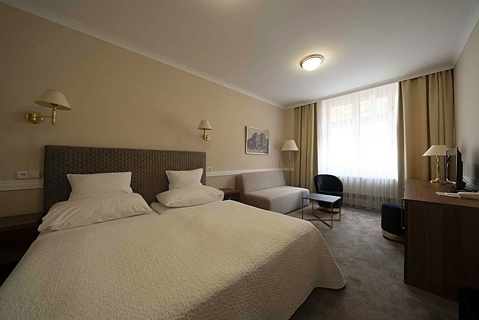 Hotel Embassy