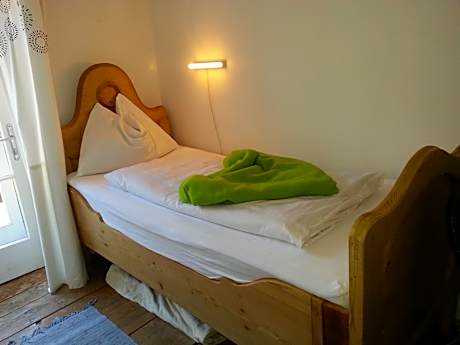 Single Room with Shared Shower and Toilet (no lakeview)