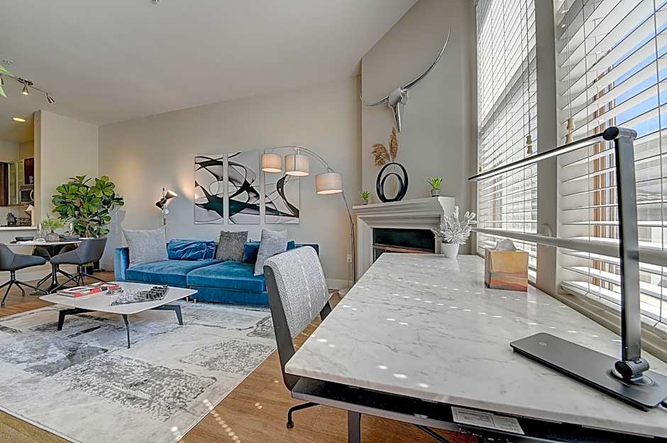 Penthouse One Bedroom Garden View Condo by UCLA