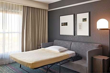 King Room with Adapted Tub - Mobility and Hearing Accessible