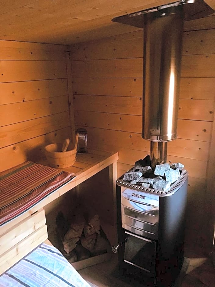 Relax in the unique and cosy Off-grid Eco Shepherd's hut Between Heaven and Earth