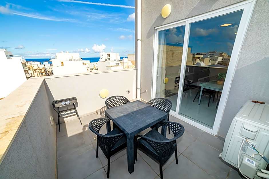 Spacious 2BR Apartment with Terrace - by HostMT