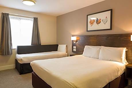 Family Room (2 Adults + 1 Child)