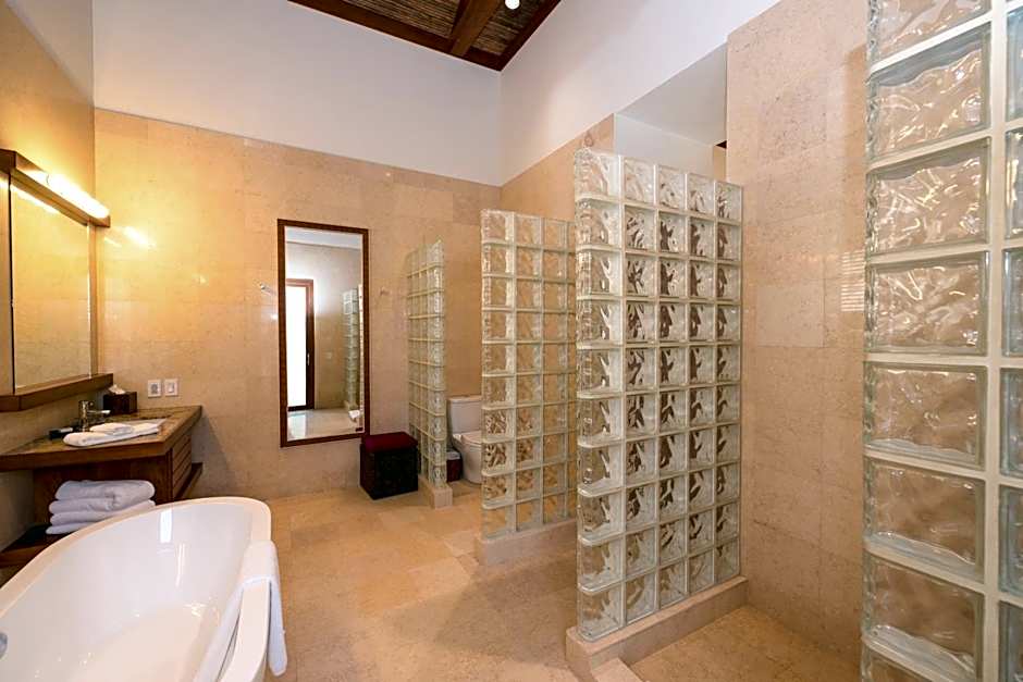 Las Verandas Hotel & Villas