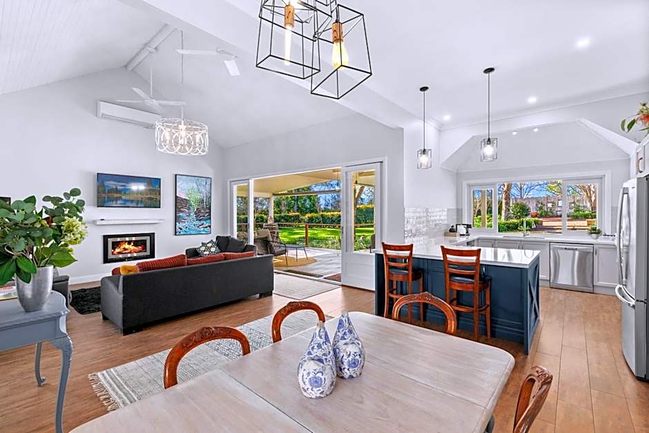 One Bedroom Cottage with Shared Pool