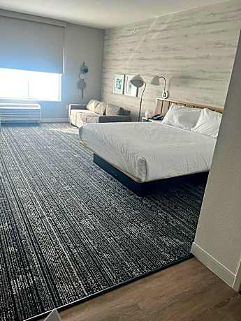King Studio Suite with Roll-In Shower - Mobility Accessible