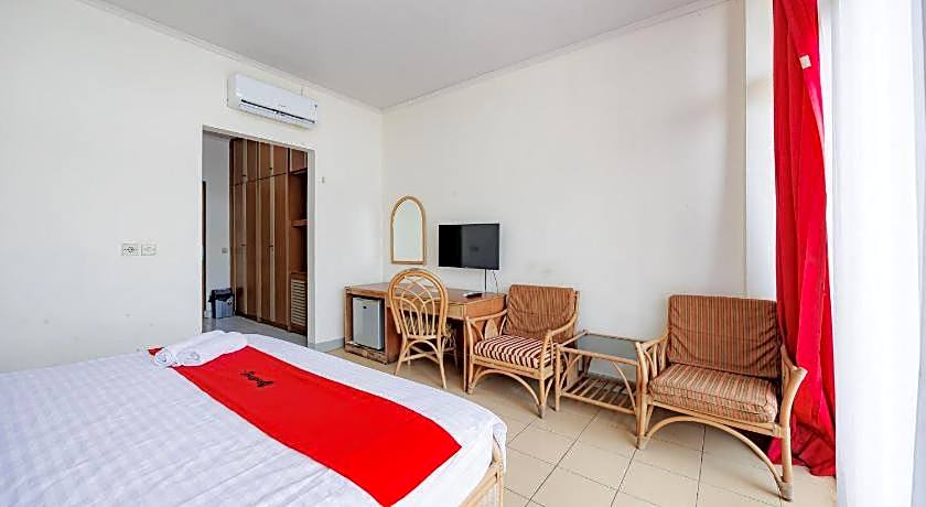 RedDoorz Plus near Tugu Mercusuar Anyer