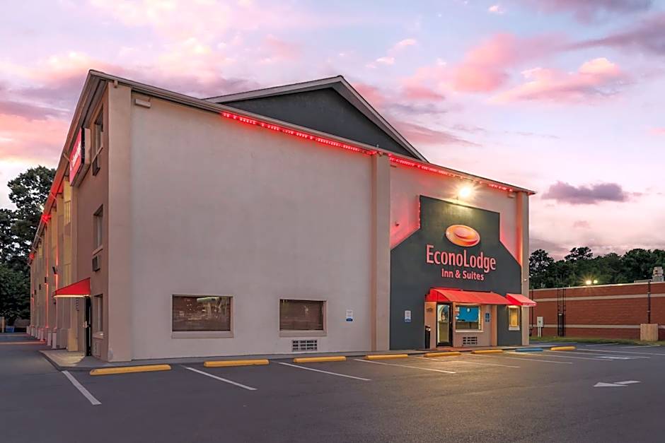 Econo Lodge Inn & Suites I-64 & Us 13
