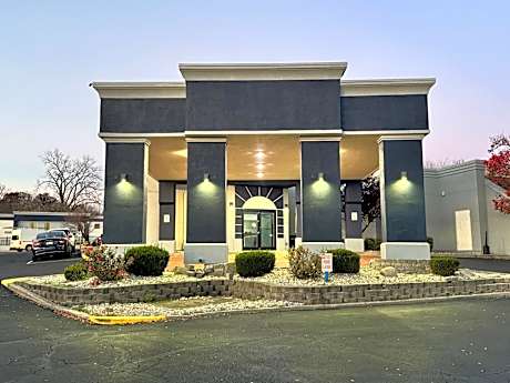 Quality Inn & Suites Cincinnati Uptown Norwood