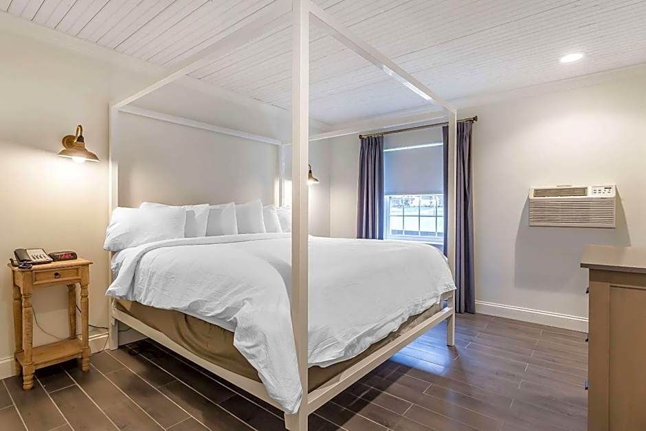 The Aurora Inn Hotel and Event Center