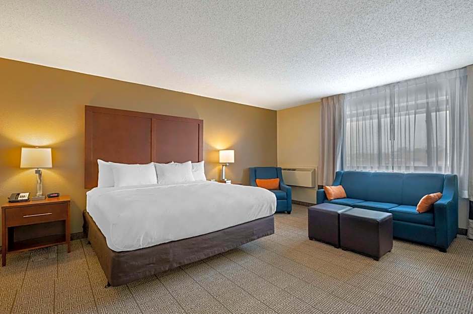 Comfort Inn & Suites North At The Pyramids