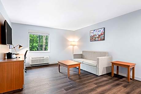 King Suite with Sofa Bed and Whirlpool - Non-Smoking