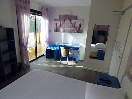 King Room with Roll-In Shower - Disability Access