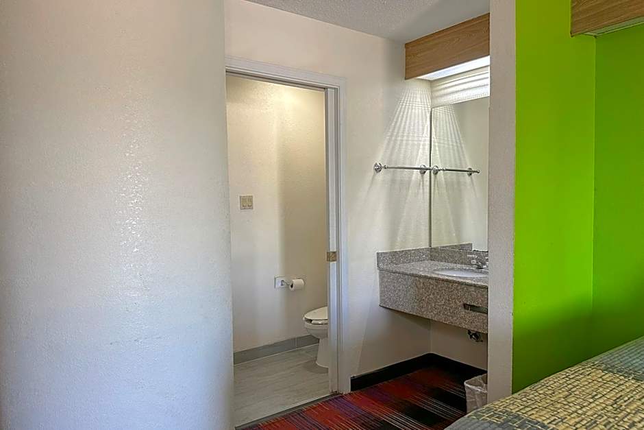 Classic Inn By OYO I- 240 Near Memphis Airport